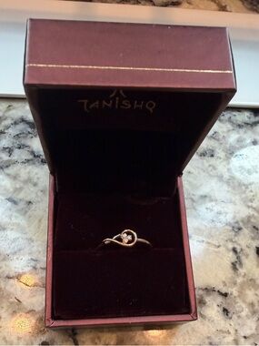 Rose gold 18k ring with diamonds - comes in original box